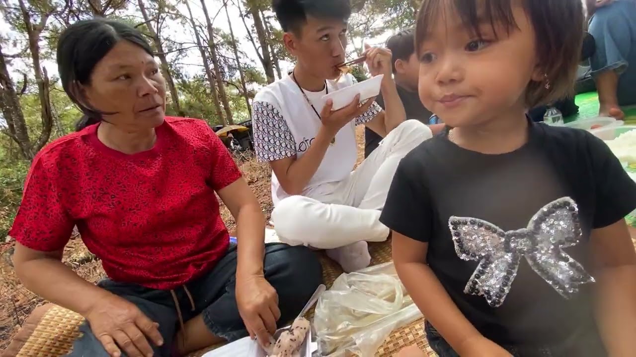Nghỉ ăn trưa tại Biển hồ Pleiku 