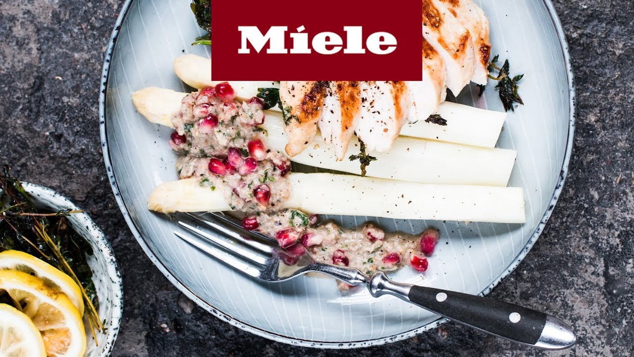Rezept: Kräuterhähnchen mit Spargel und Granatapfelpesto I Miele