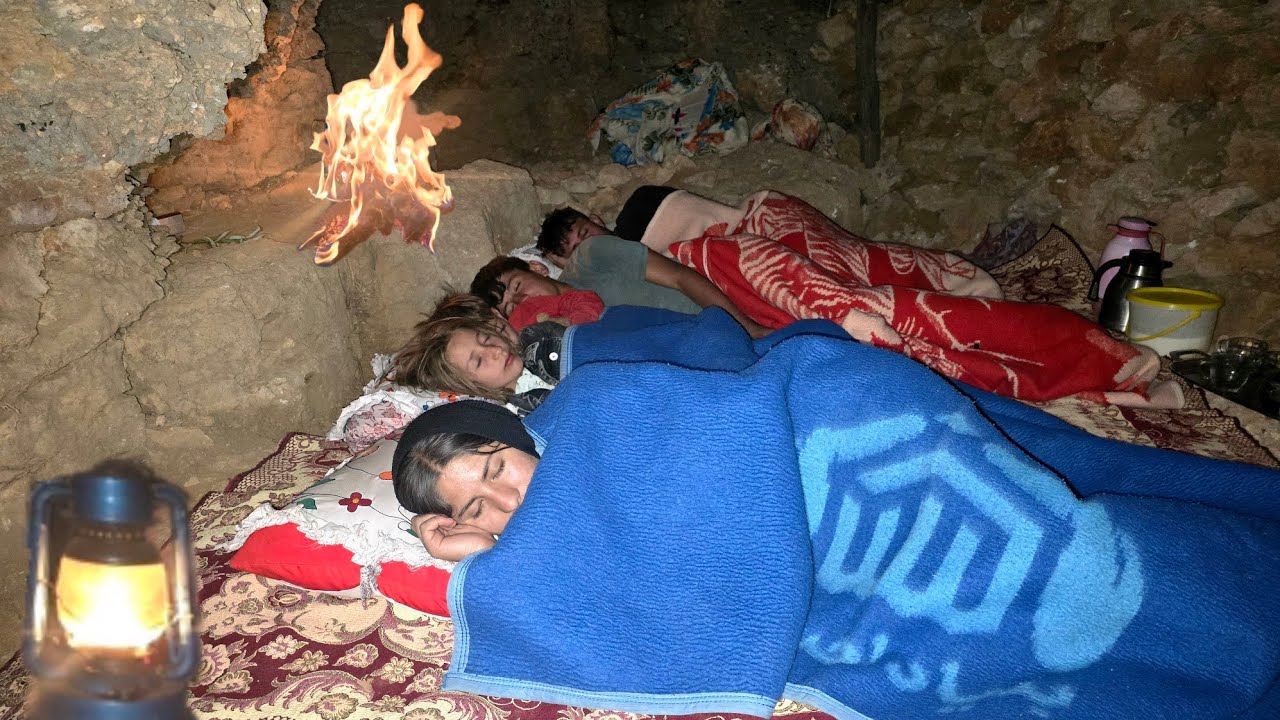 The Hardest Night in the Zagros Caves 😱A Nomadic Family Struggles to Survive the Extreme Cold 🔥❄️