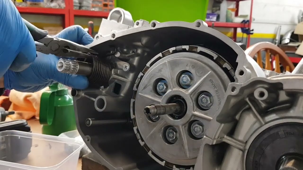 Fitting the clutch & kick-start return spring -  Part 5 Rebuilding a Suzuki GT750 - An Idiots Guide