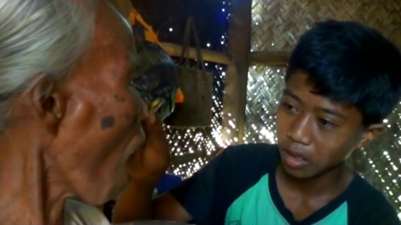 Bocah Putus Sekolah Demi Merawat Sang Nenek yang Buta