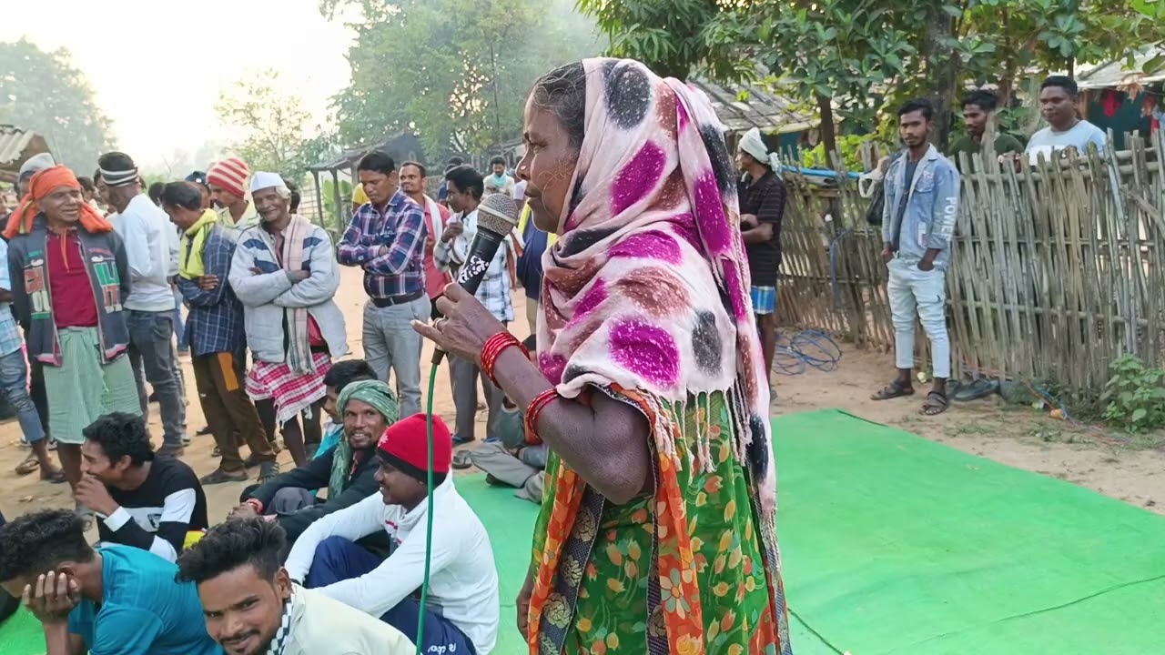 ऐसा क्या कह दिया इस महिला ने जिससे डीजे में नृत्य करने वाले युवाओं को आ गया गुस्सा 