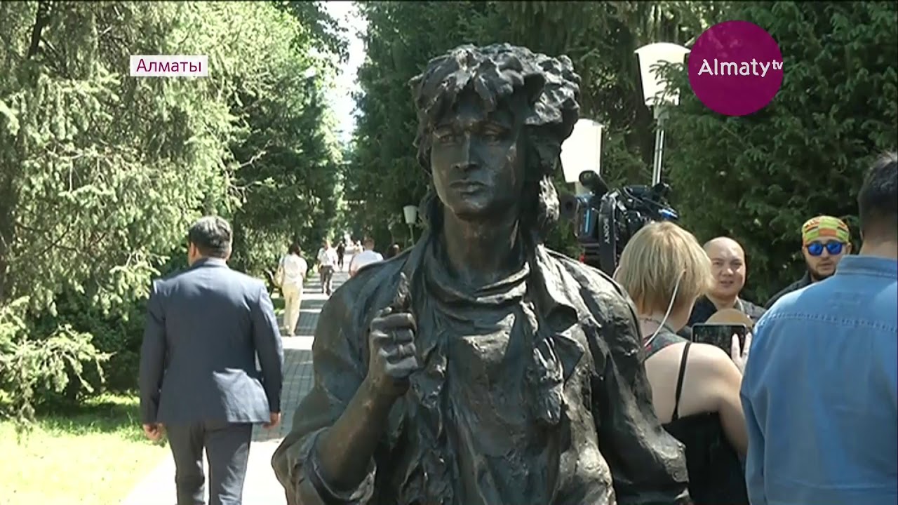 В Алматы открыли памятник герою  Виктора Цоя из фильма 