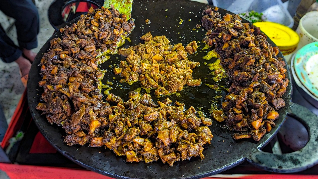 রাস্তার পাশে বিক্রি হচ্ছে মজাদার হালিম আর গরুর ভুরি