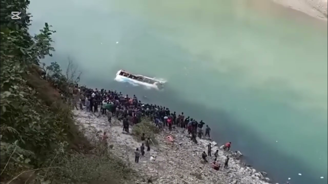 काठमाडौंबाट ओखलढुंगाका लागि छुटेको बस तामाकोशी नदीमा खस्दा घटनास्थलमै ६ जनाको नि!धन भएको छ। 
