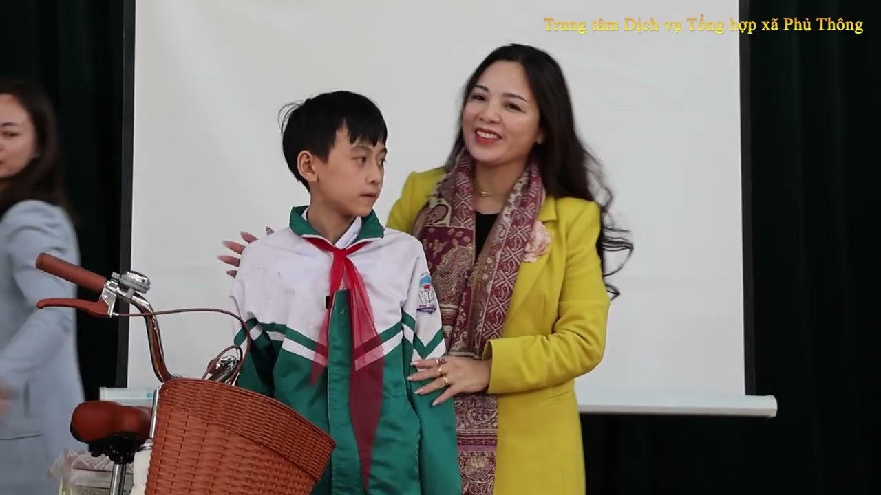 TẶNG QUÀ CỦA BAN NỘI CHÍNH TỈNH UỶ THÁI NGUYÊN CHO HỌC SINH CÓ HOÀN CẢNH KHÓ KHĂN, VƯỢT KHÓ HỌC GIỎI