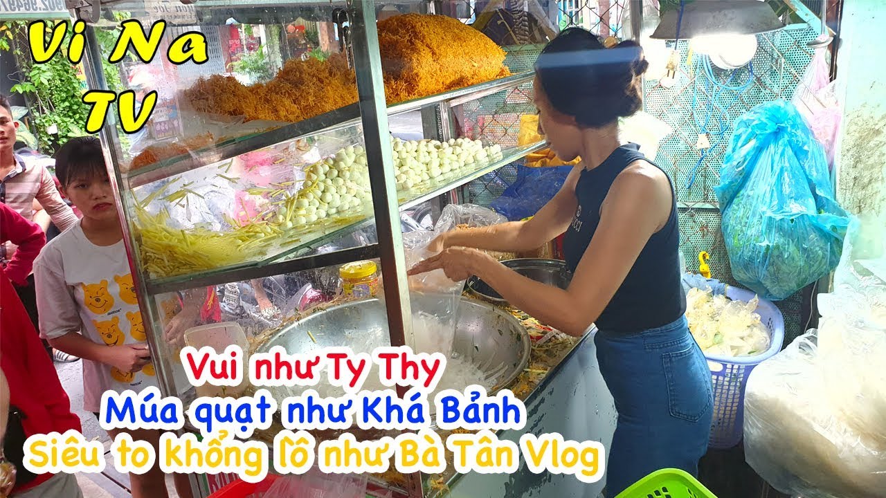 Xuất hiện Cô Năm bán bánh tráng trộn, trộn nhanh hơn cả máy nhưng vẫn không kịp bán - Vi Na TV