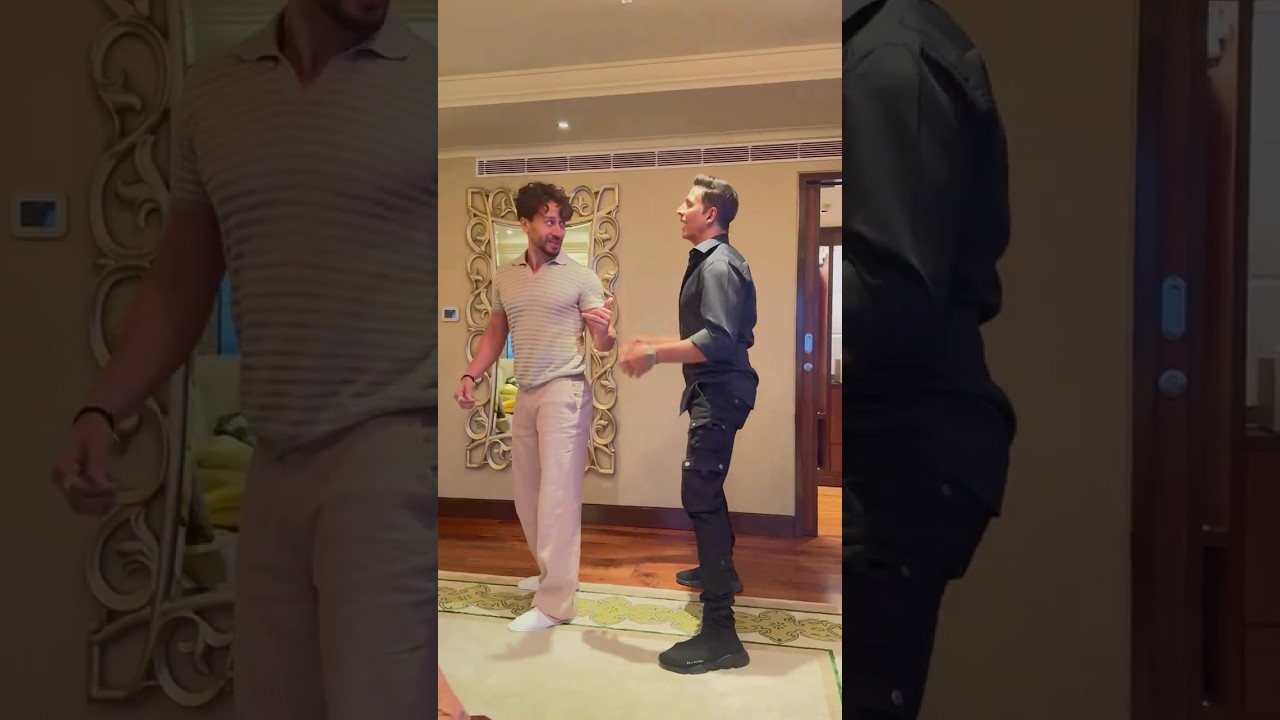 Можно просто сказать, что твой друг стоит позади тебя 😂😂 #AkshayKumar #TigerShroff#BadeMiyanChote...
