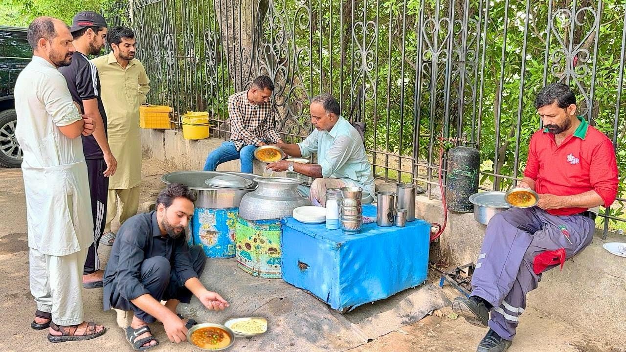 Pakistan’s 🇵🇰 SECRET Halem & Chanay Spot REVEALED  | Lahore’s Untouched Food Treasure
