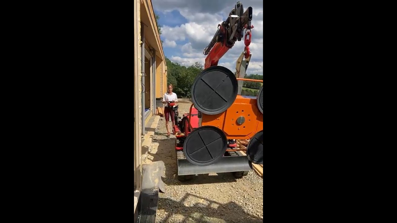 Přesun a zasklívání mj. 400kg skla SCORPICKem v Kunčicích