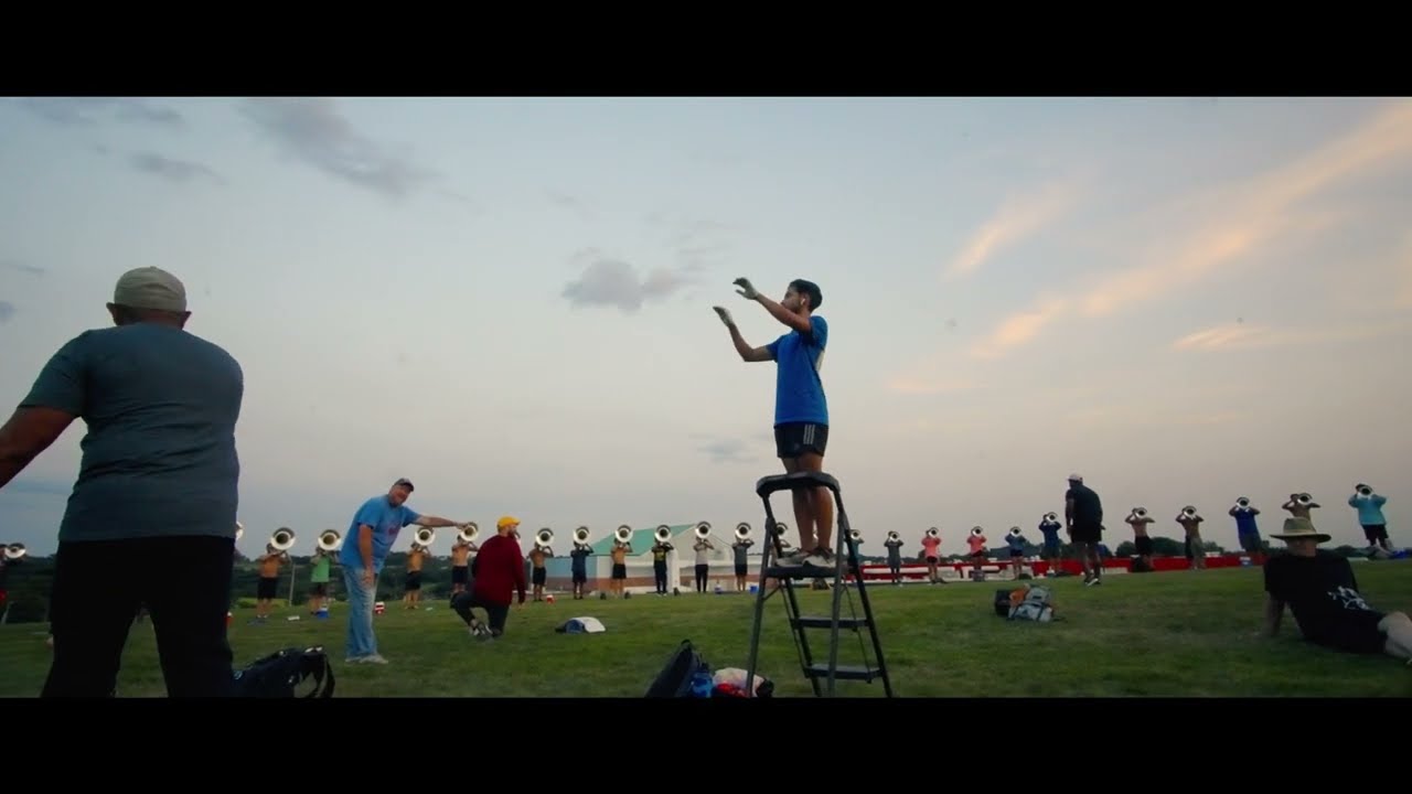 Группа Blue Devils Horn Line исполняет песню Dark Blue.