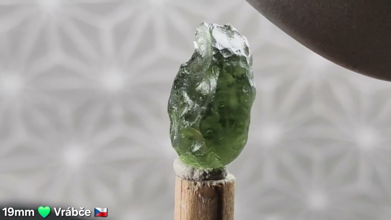 Moldavite 💚 19mm Vrábče 🇨🇿 -- www.rossminerals.com -- 🇬🇧 🇩🇪 🇨🇵 🇮🇹 🇨🇿