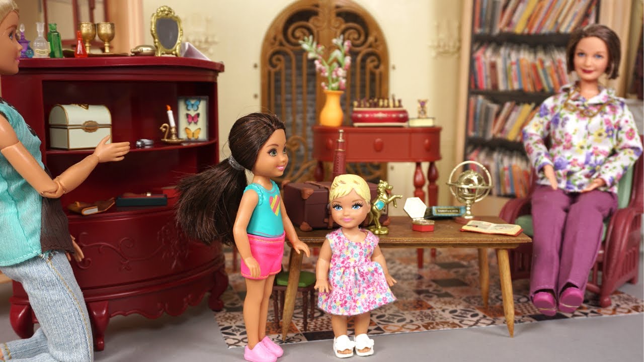 Barbie Baby Doll Visits & Helps Grandma in Her Shop