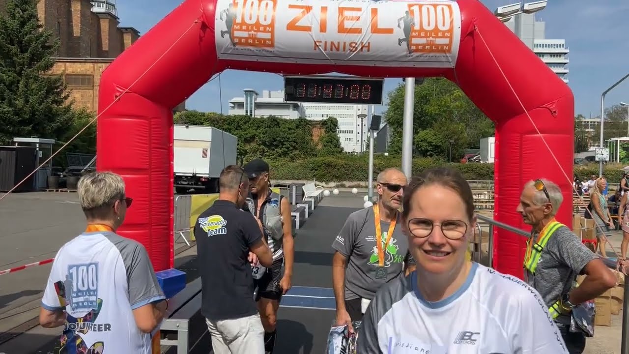 100 Meilen Berlin - Zieleinlauf gegen 11:45 Uhr im Erika-He&szlig;- Eisstadion