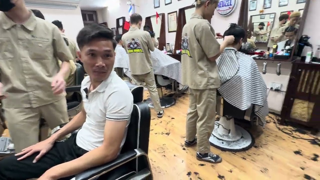 Khách hàng cắt tóc ngày 25 Tết tại Tường Barber