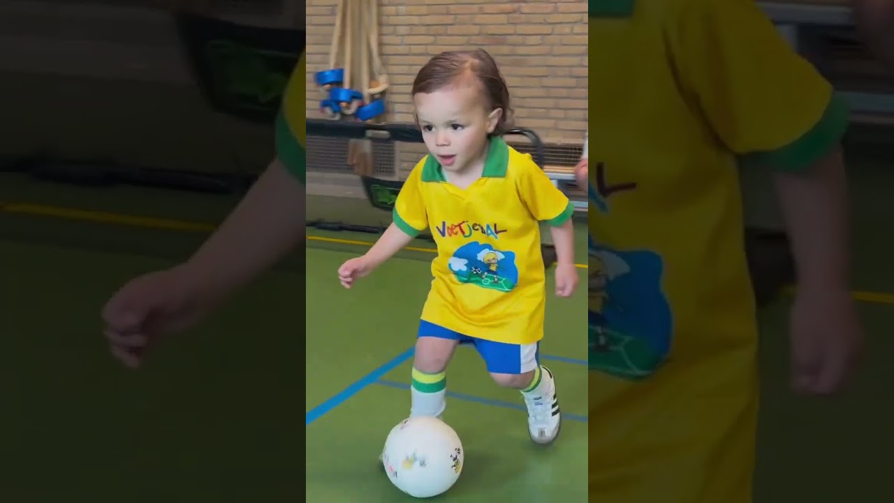 Adam (Mobicep zijn zoon) is aan het voetballen ⚽️