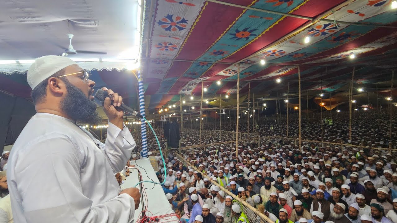 চরমোনাই মাহফিলে এস্কের গজল পরিবেশন করেন মুফতী হেদায়েতুল্লাহ খান আজাদী।