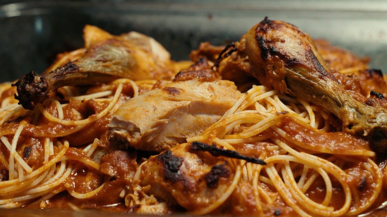 Pollo Entero al Horno con Espagueti (Todo en Una bandeja) + Frijoles de Seda y Pan de Maíz