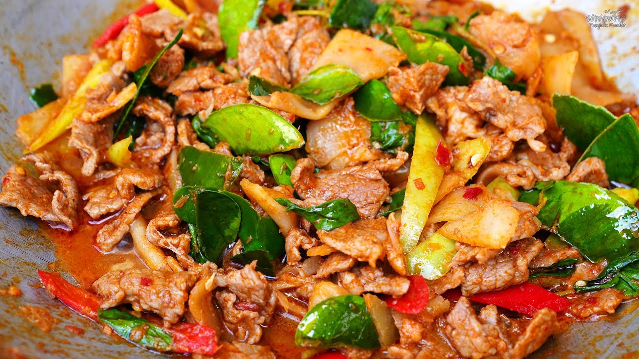 ผัดพริกแกงเนื้อหน่อไม้ดอง รสจัดจ้านทำกินง่าย Stir-Fried Red Curry Beef with Pickled Bamboo Shoots