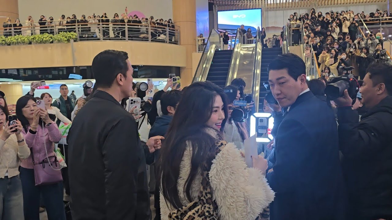 Behind Han Sohee 한소희 at Gimpo Airport 251213