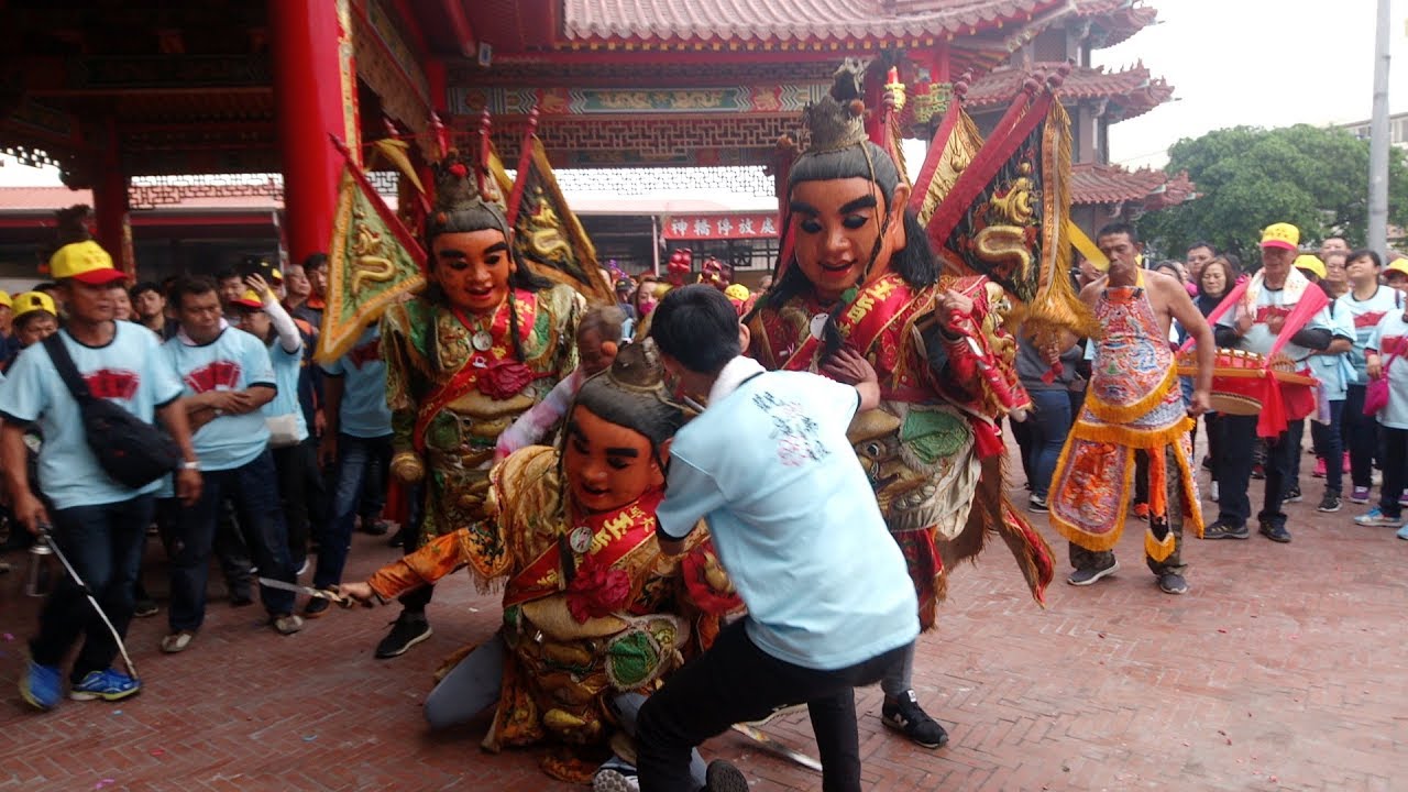 【太子神童參禮突然間降乩捉不住壓到人！淨香爐手降乩全身顫動不停！】甲仙大坵園慈雲殿