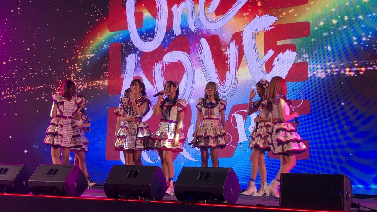 BNK48 - One siam one love concert @ สยามพารากอน