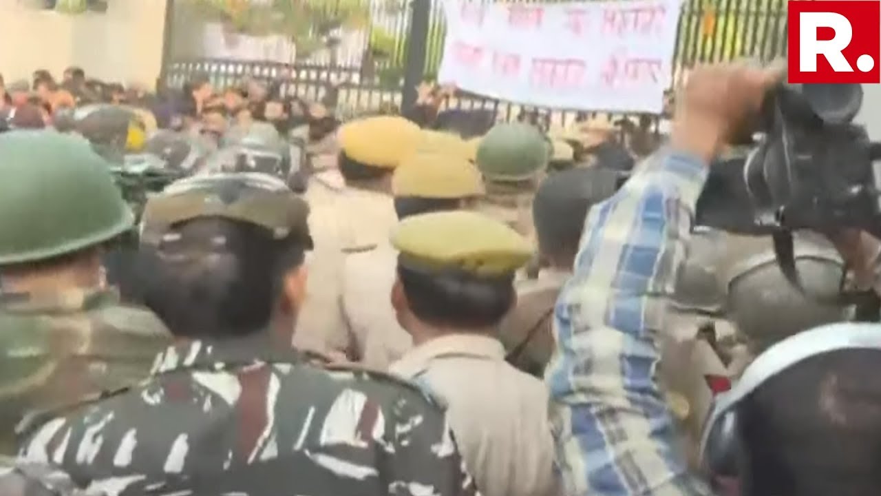 JNU Protest Escalates: Students Clash With Police