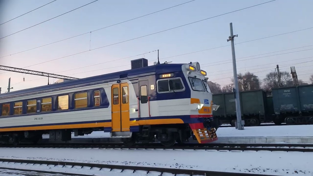 HRCS2-006 проезжает станцию под №724 поезд, Киев-Харьков, ЭР9Е-565 отправляеться под Киев-Сити-Б16