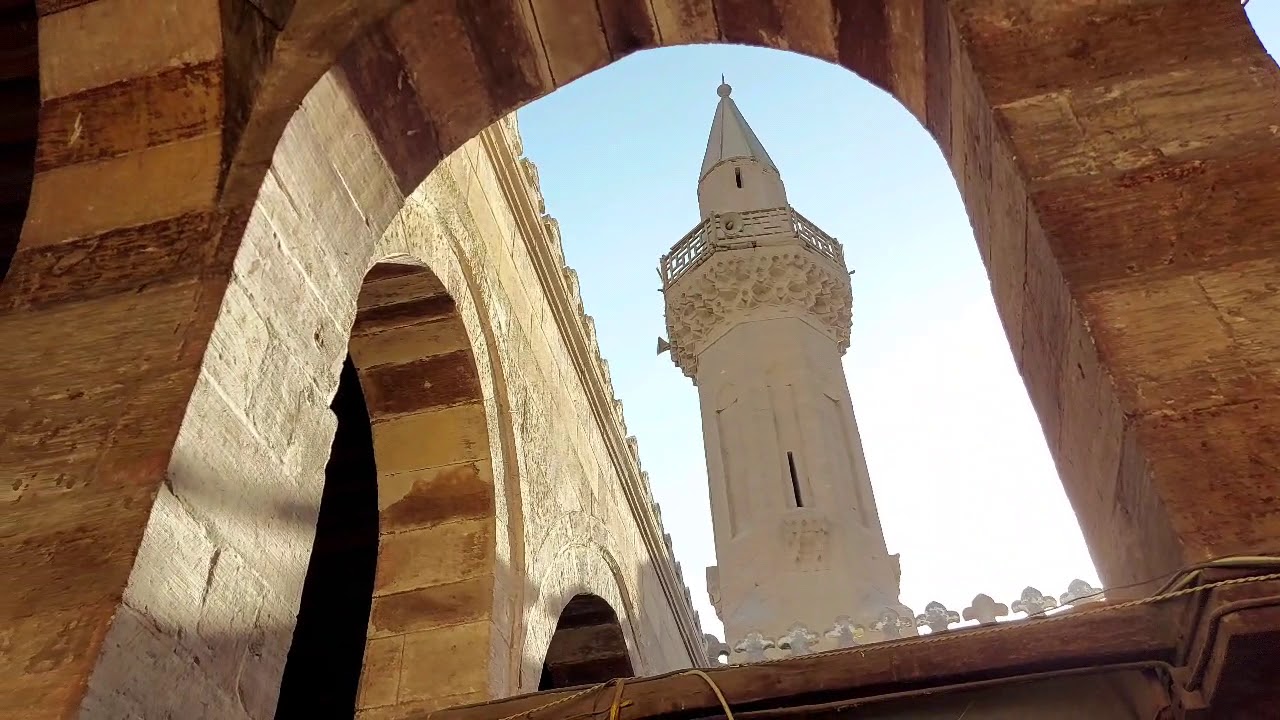 جامع لاجين السيفي.. يتمسك بالحياة رغم عوارض الزمان!