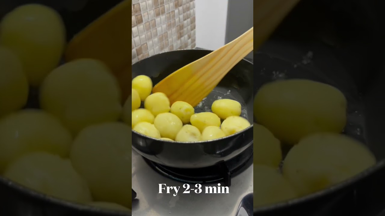 Gujarat ki famous street food Aloo phapde(spicy aloo with fryums)#aloorecipe#aloochaat#spicyaloo