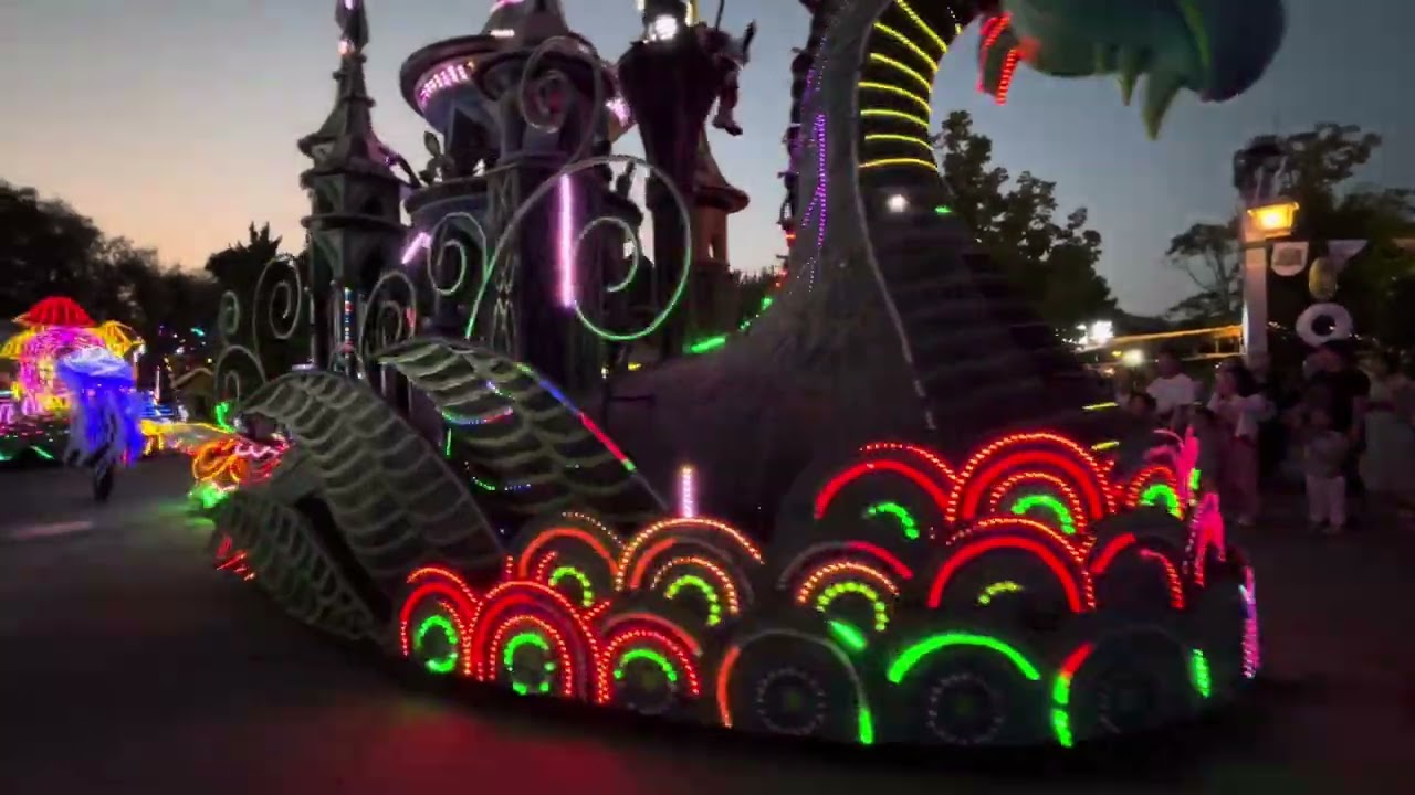 Dalian Discoveryland  Nightime parade