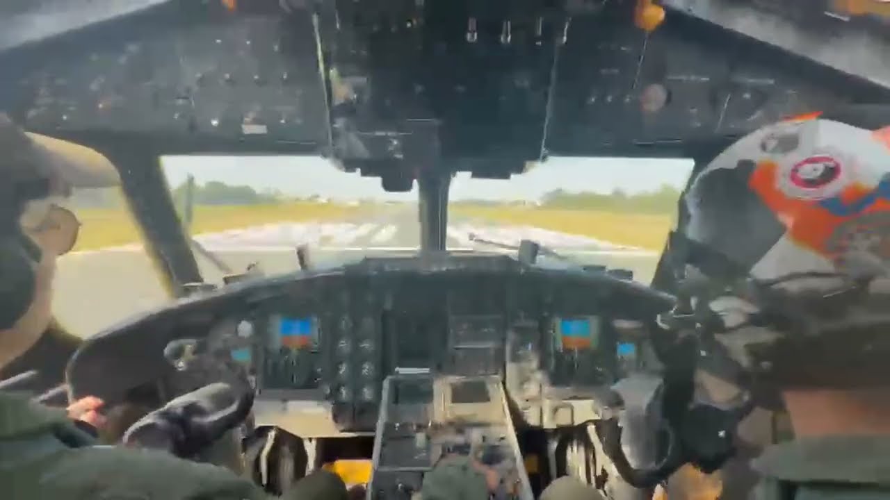 Avi&atilde;o C-2 Greyhound da Marinha Americana faz pouso no Campo de Marte - Cockpit View