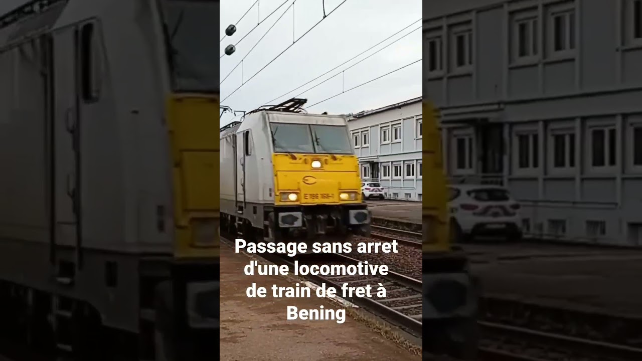 Passage sans arret d'une locomotive de train de fret &agrave; Bening