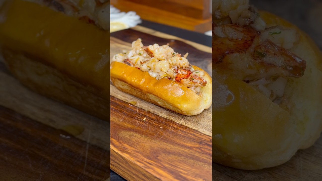 Connecticut Lobster Roll🦞🔥 #shortsvideo #recipe #lobsterroll #lobster #seafoodrecipe #cooking #fy