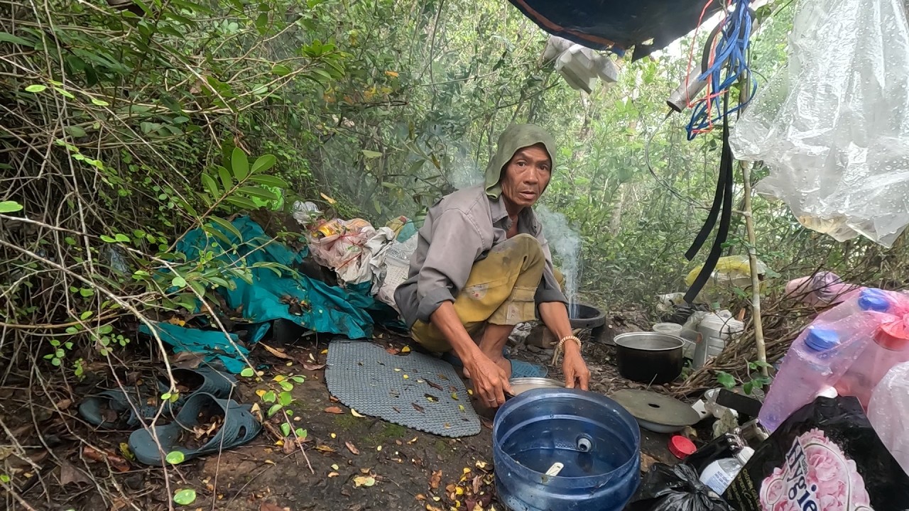 Bị Người Đàn Ông Xua Đuổi Vì Dám Xâm Nhập Lãnh Địa Riêng Trên Đỉnh Núi