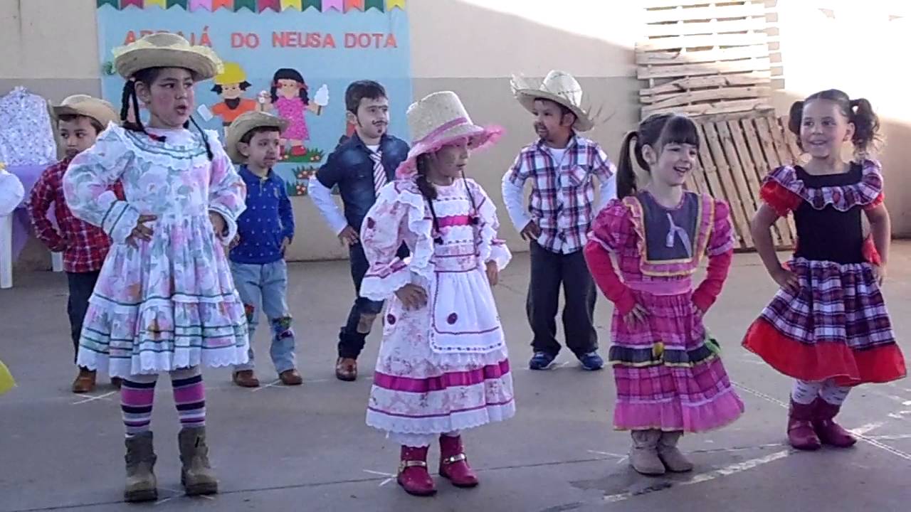 Luiza dançando Requebra requebradinho na Escola.