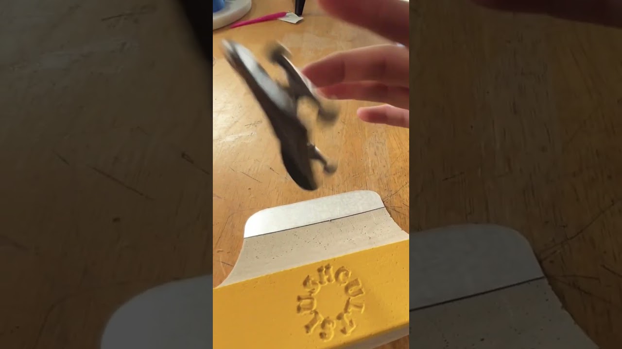 Should I sesh vert ramps more? Let me know in the comments below! #fingerboard #fingerboarding