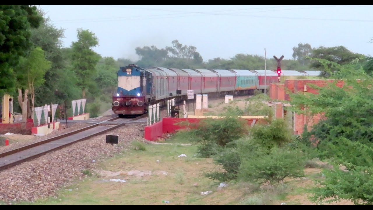 Thunderous Diesel Duronto : Stunner Sealdah Bikaner Duronto Express with TKD WDM3A : Indian Railways