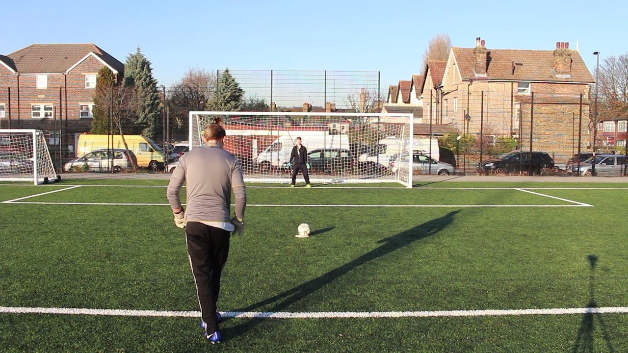 BEST GOALKEEPER ON YOUTUBE?!? F2 Freestylers keeper!