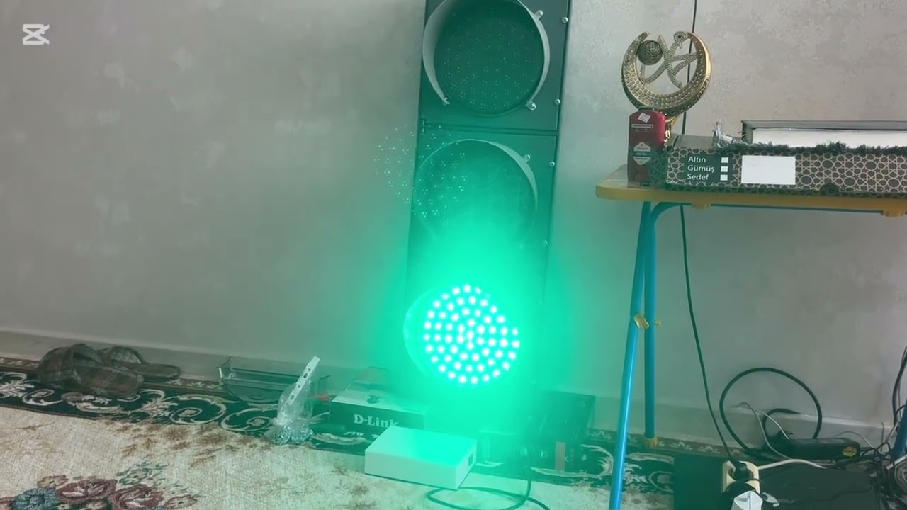 Светофор транспортный мигает прочерками 😃 @QuickTV  и  @Холд2  заметье
