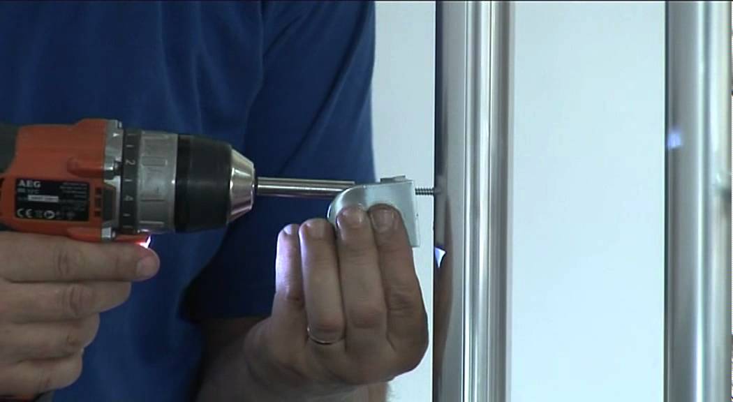 Fixer un plexi sur un poteau / fix a plexi fastener on a post (A24 + RONDO-R11) - SOGEM