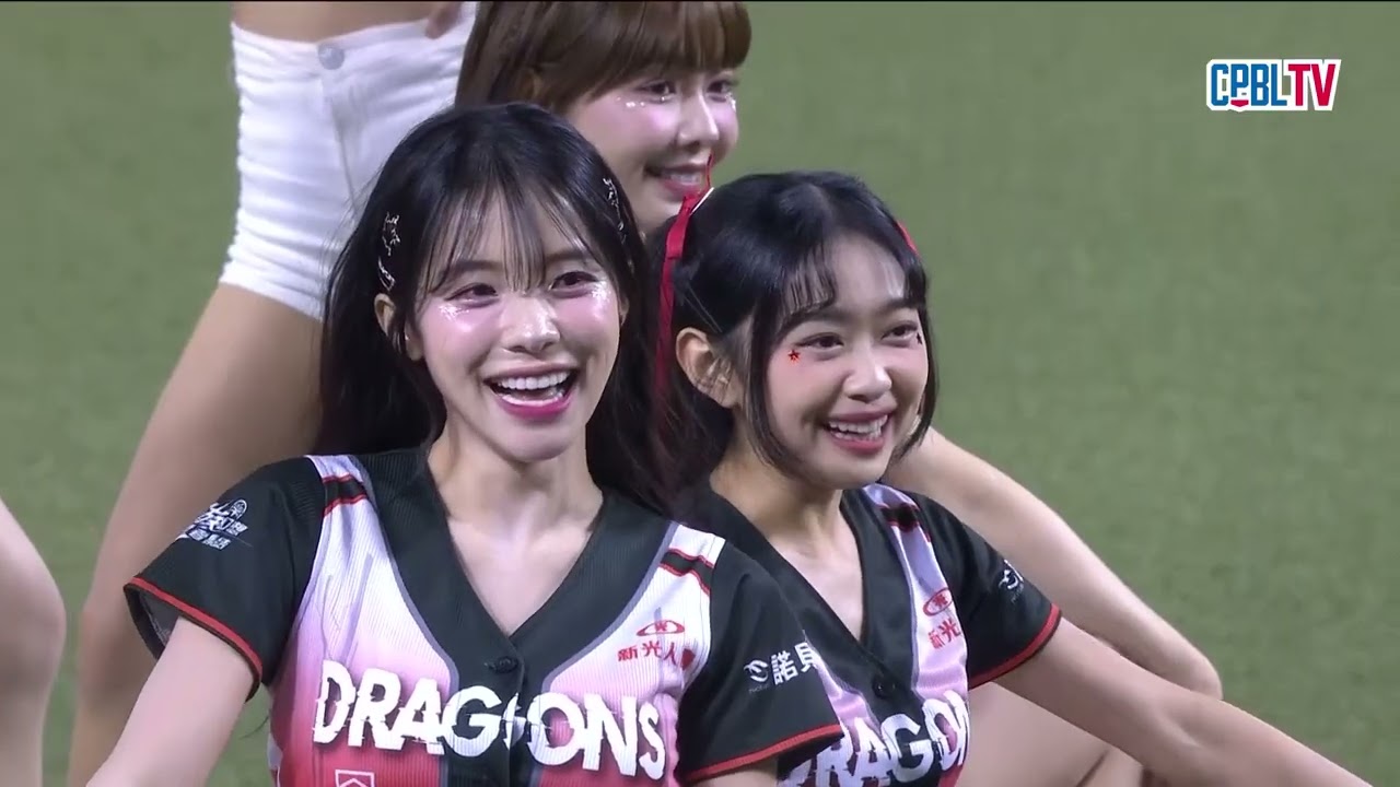 04/26 中信 VS 味全 賽前，味全啦啦隊Dragon Beauties小龍女為龍星大樂主題日帶來精彩的開場表演