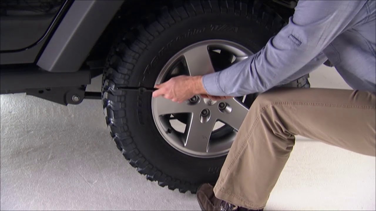 Jacking and Tire Changing - How to change a tire on 2018 Jeep Wrangler (JK)