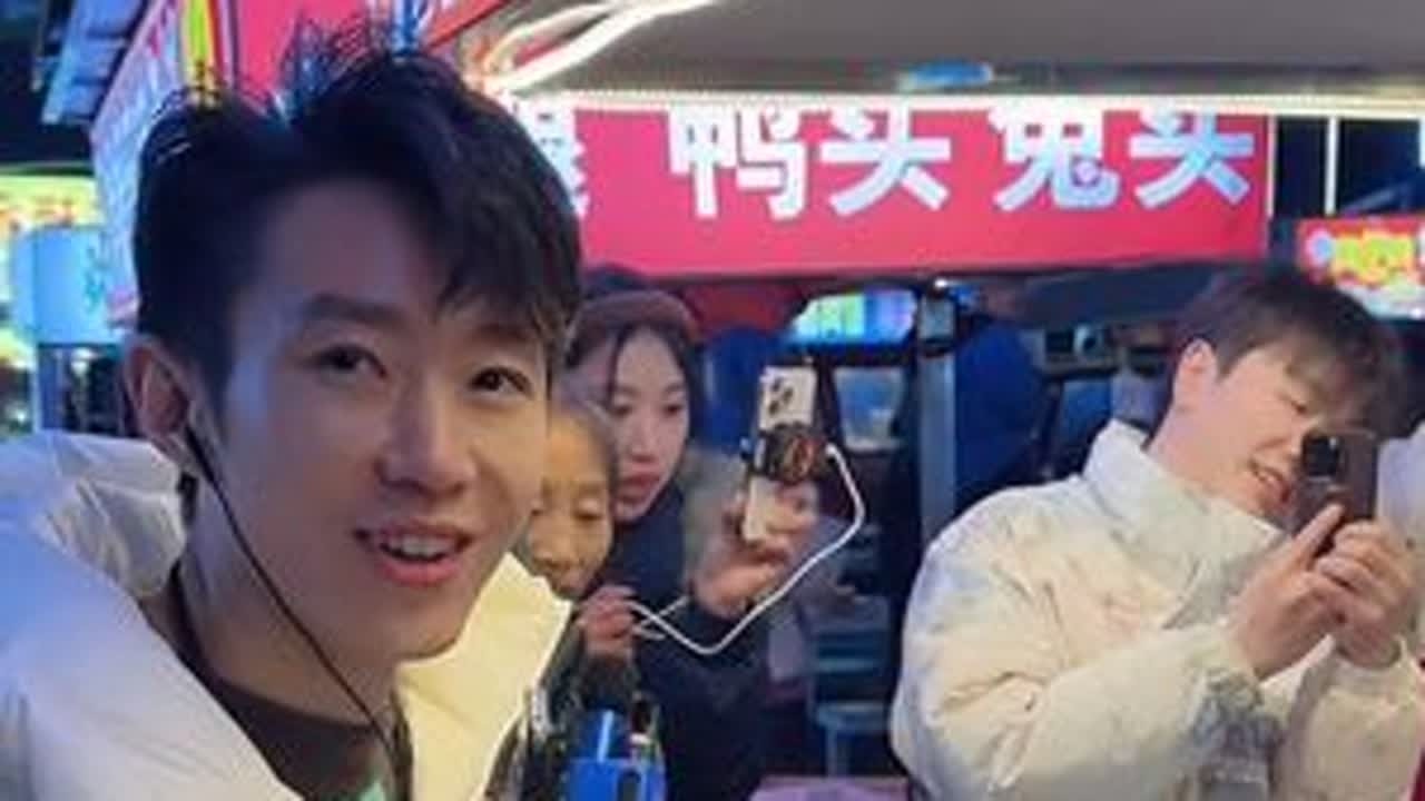 又到周末了下播后的浩哥请现场粉丝们吃各种小吃，这么晚了还有这么多人？