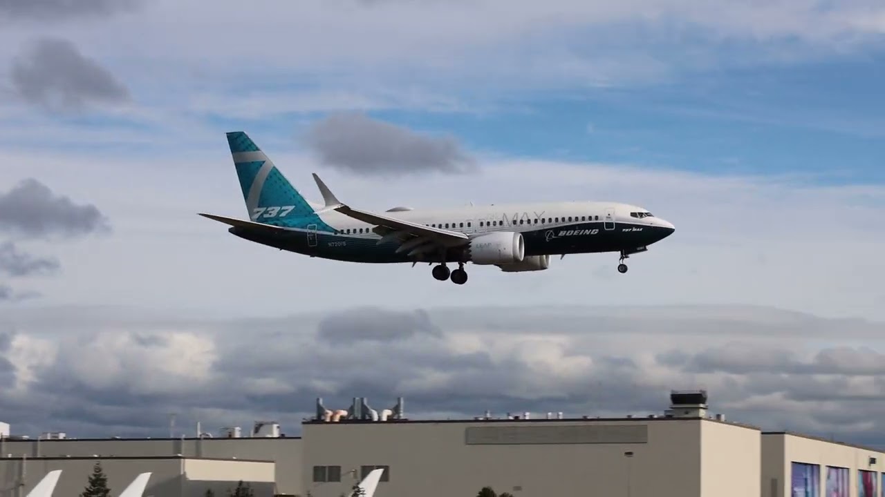 Boeing 737 MAX 7 Touch and Go At Paine Field (Boeing Livery)