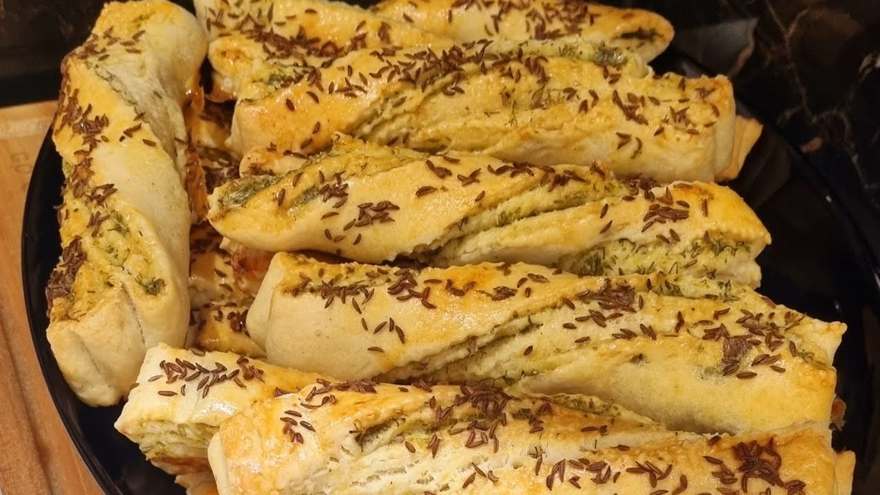 Sós ropogós kovászos😉 sajtos🧀,a video alatt a hozzávalók, ha akarod élesztővel is elkészítheted.