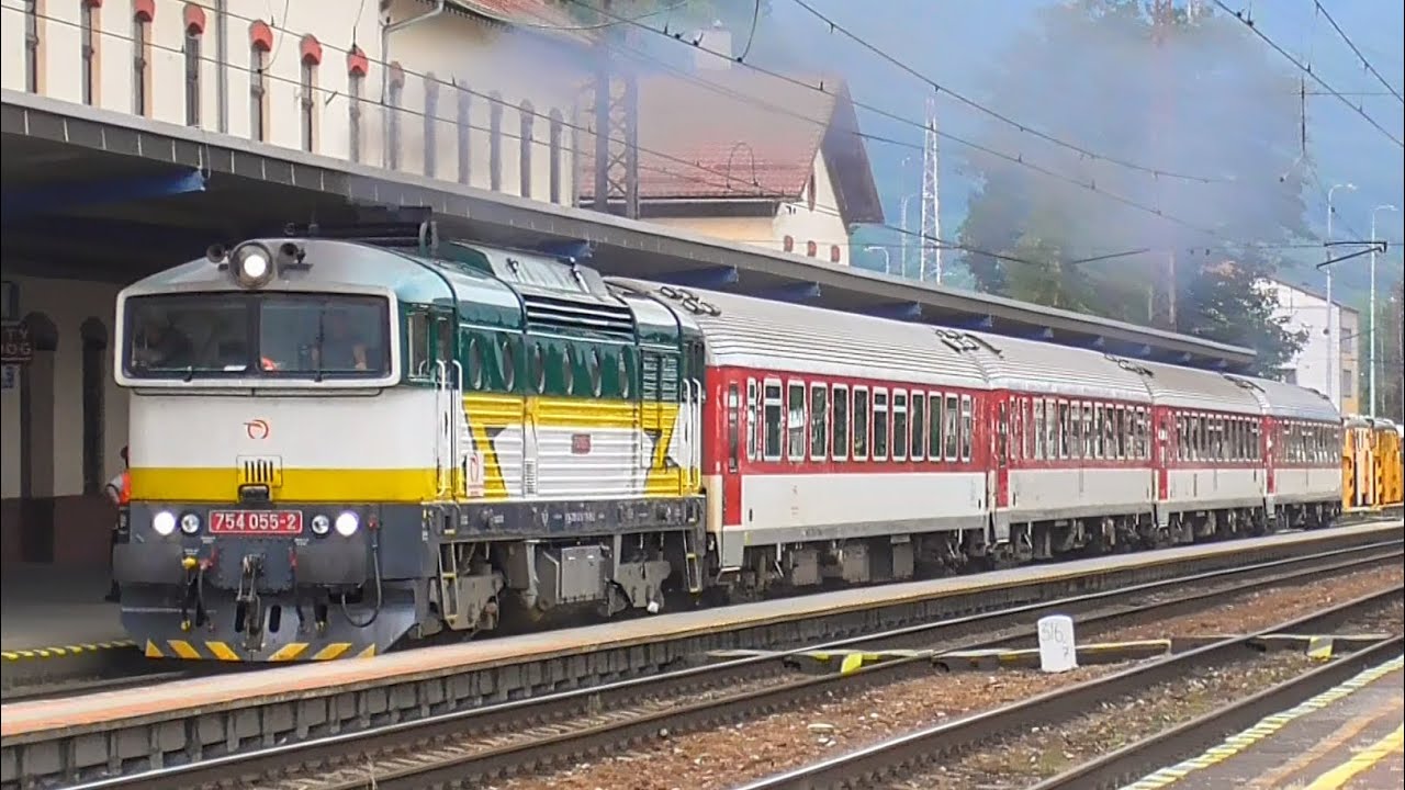 Okuliarnik 754 055-2 s vlakom R 937 odchádza zo stanice Vrútky