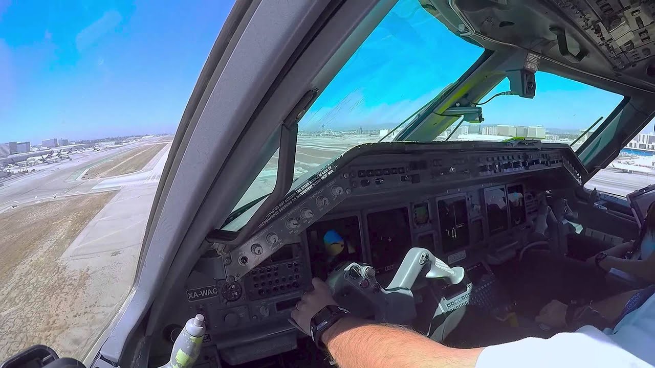 EMBRAER 145 LANDING KLAX RWY 25L