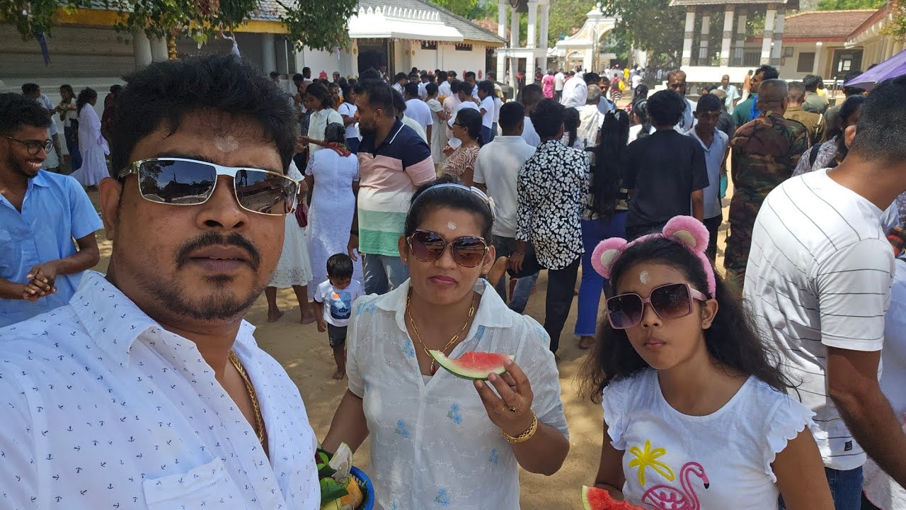 කිරිවෙහෙරට යන පාරේ මල් විකුණන මගේ සීදේවී.katharagama. දේවාලේ දන්සලෙන් කාලා බලන්න