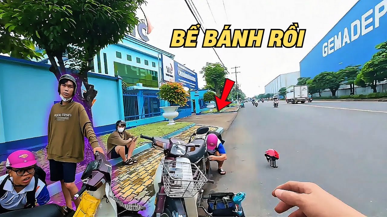 Thương hai em sinh viên đi làm thêm giữa đường bị bể bánh xe sợ trễ giờ hai em rất vội vã